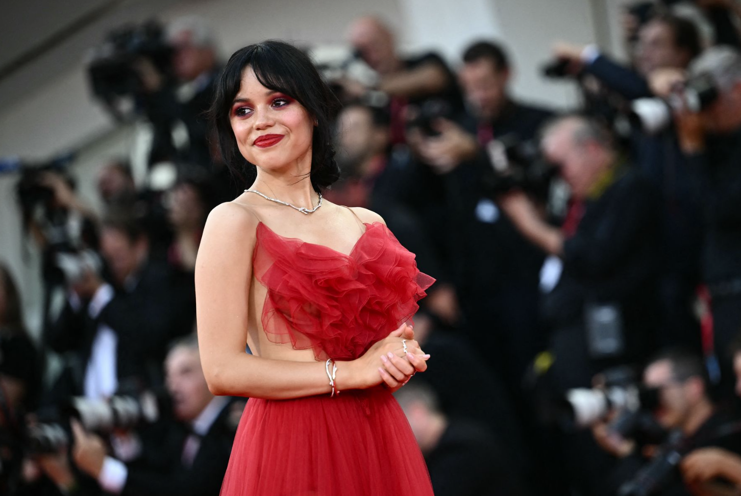 Jenna Ortega deslumbra en Venecia con vestido rojo